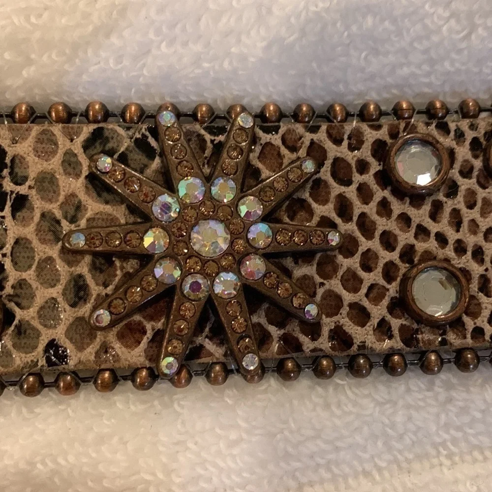 Belt Western Style Bling. Leather. Four Starbursts along belt. Size M. 38”.‍